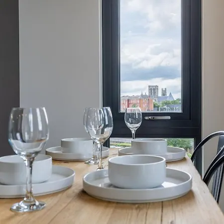 Minster View - Free Parking & Gym - Sleeps 5 Apartment *